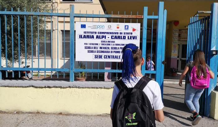 Il ragazzo davanti alla scuola