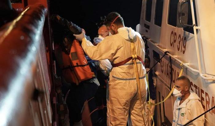 Migranti trasbordati su motovedette della Guardia Costiera
