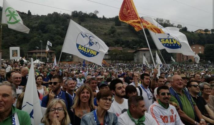 "Mattarella mafioso", sul pratone di Pontida i fan di Salvini insultano il capo dello Stato
