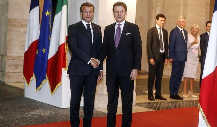Macron incontra Conte e assicura: si cerca un'intesa sui migranti