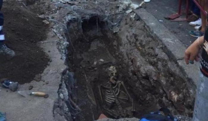 Roma, trovato uno scheletro a Piramide, gli esperti: "È di età romana"