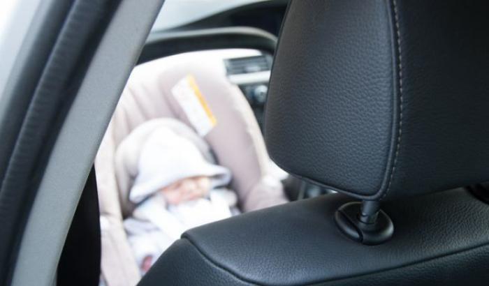 Bambini dimenticati in auto, ecco qualche consiglio per evitare le tragedie