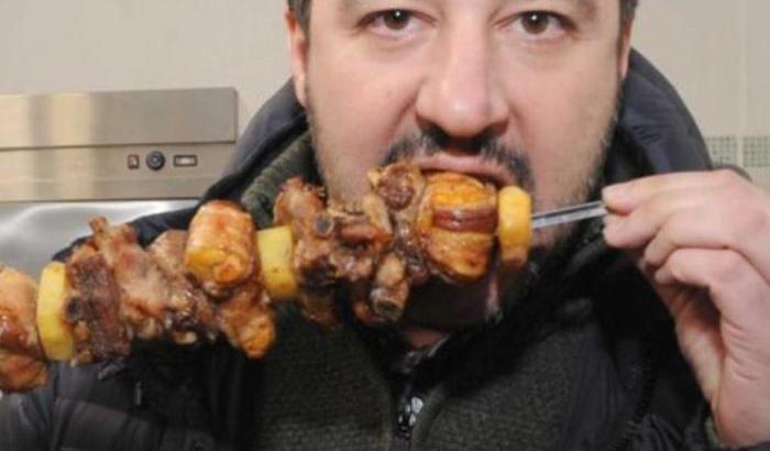 Salvini mentre mangia