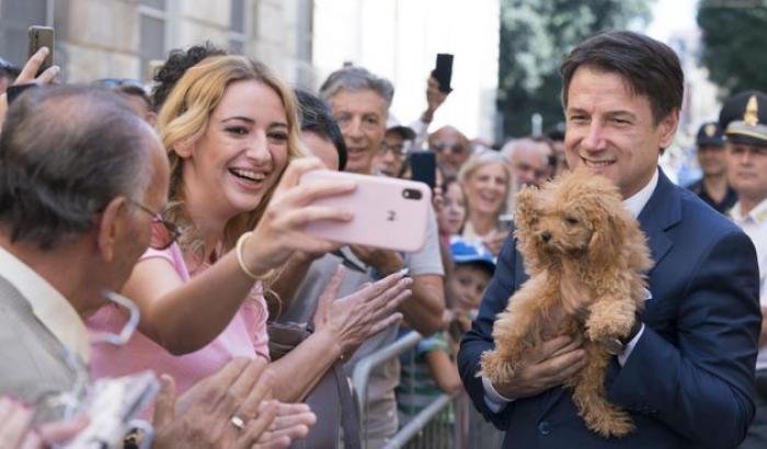 Conte come Monti: a Lecce ci scappa il selfie col cagnolino