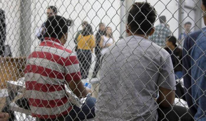 Una giudice blocca i piani di Trump: stop alla detenzione delle famiglie migranti