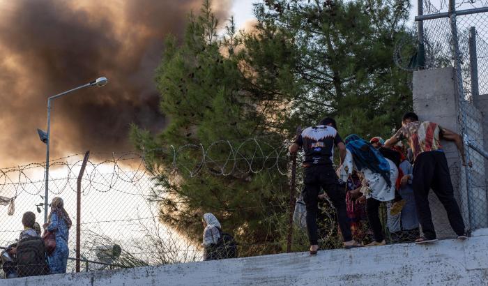 Migranti che scappano dal campo