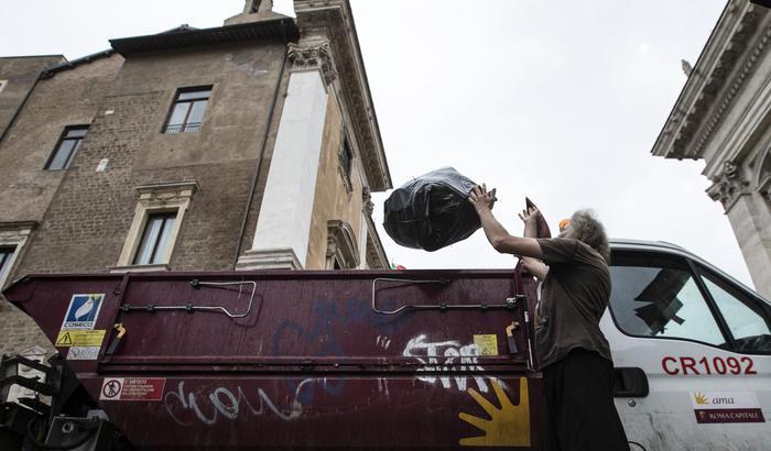 L'invasione dei rifiuti fa crollare Ama: si dimette il cda