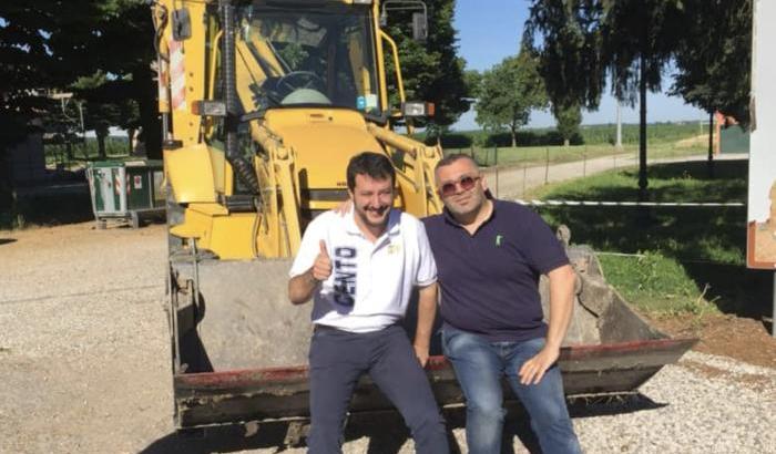 Il vice-sindaco leghista di Ferrara con la ruspa nel campo rom sgomberato