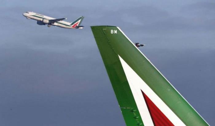 Atlantia boccia la bozza per salvare Alitalia, irritazione del Governo: "Non sottostiamo ai ricatti"