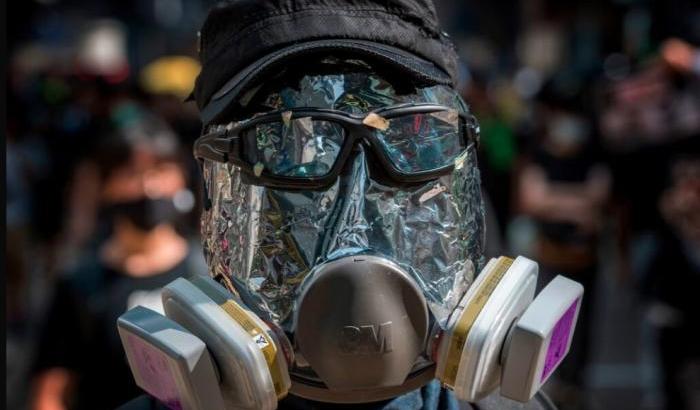 Hong Kong, pugno duro contro le proteste: carcere e multe a chi manifesta a volto coperto
