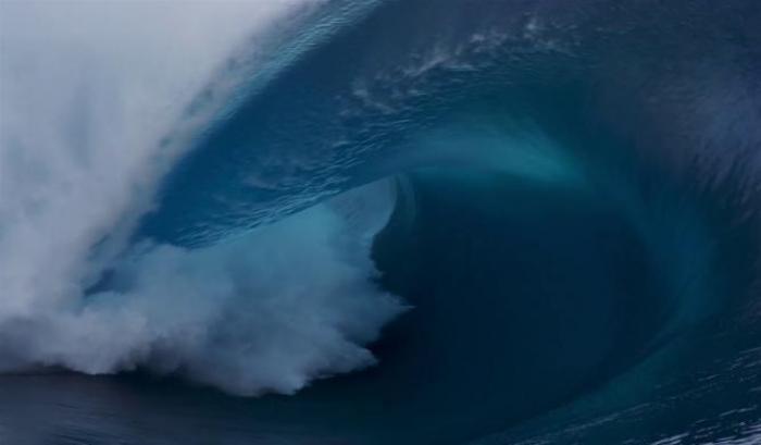 Tahiti, l'onda gigante sorprende i surfisti: "Raramente si vedono di queste dimensioni"