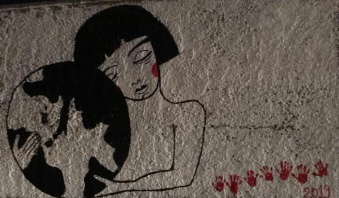Le donne trasformano gli insulti sessisti a Carola in un murale di pace