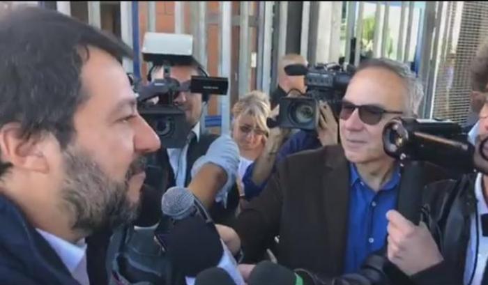 Salvini, propaganda horror: "Io vado a trovare i poliziotti, la sinistra gli assassini"