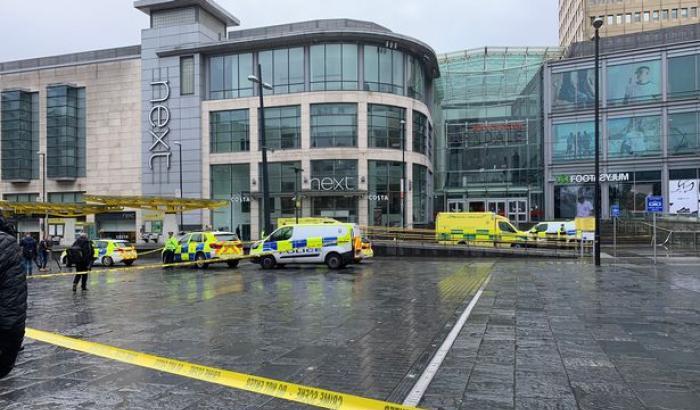 Un uomo accoltella cinque persone a Manchester, la polizia: "È terrorismo"