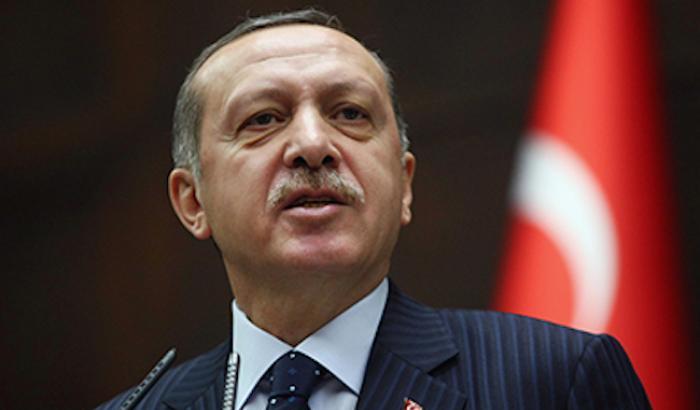 Erdogan, bavaglio al dissenso: 121 arrestati per aver criticato l’attacco ai curdi