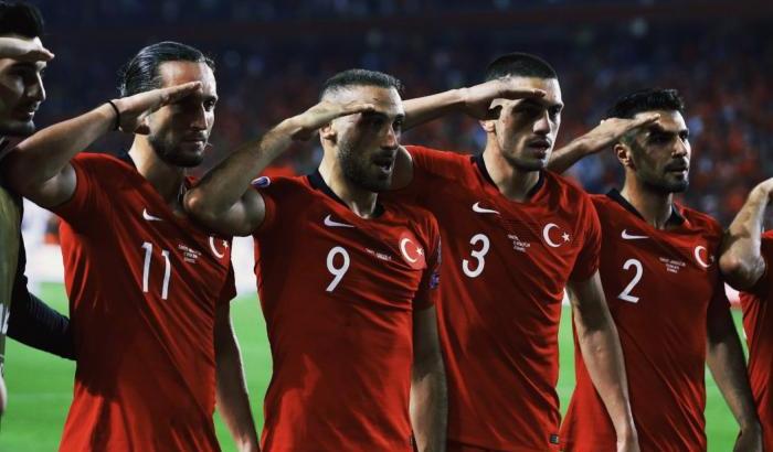 I calciatori della nazionale turca a favore dell'invione nelle terre dei curdi