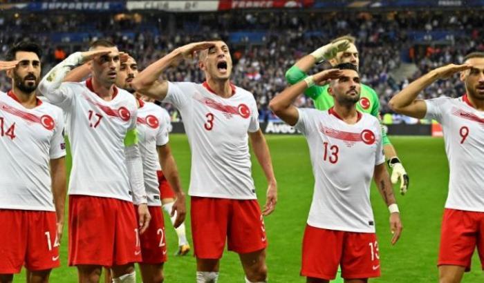 La nazionale turca fa il saluto militare in appoggio al massacro dei curdi: la Uefa considera la squalifica