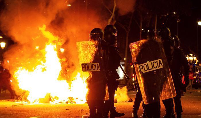 Scontri nella notte a Barcellona tra manifestanti e poliziotti, 30 arrestati