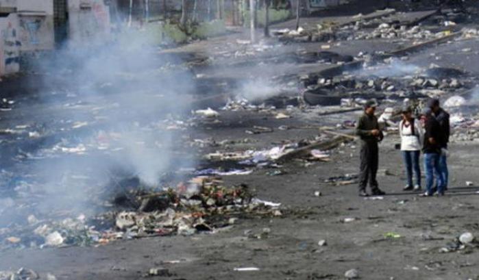 I manifestanti prendono le scope: dopo due settimane di proteste ripulite le strade di Quito