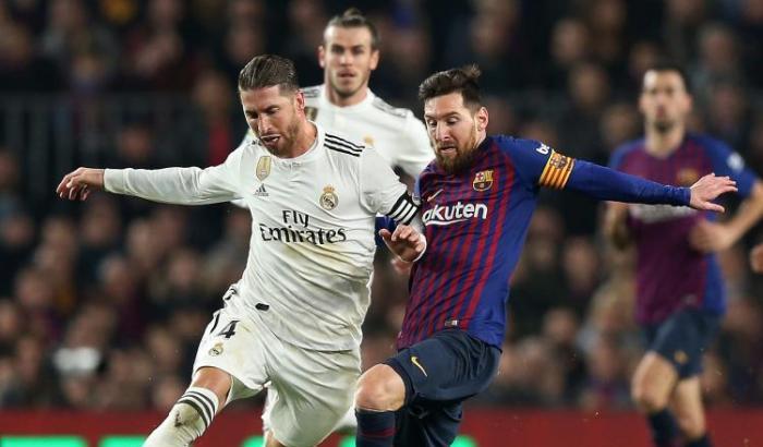 Paura degli scontri: la Liga chiede di giocare a Madrid il match tra Barcellona e Real
