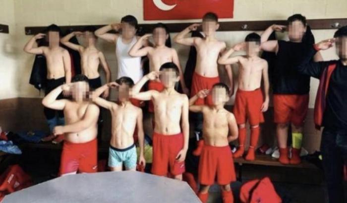 I pulcini di una squadra di immigrati turchi fanno il saluto militare: polemiche in Belgio