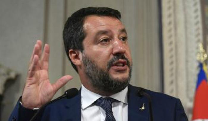 Salvini ribalta la realtà sui migranti: "Il governo ha le mani sporche di sangue"