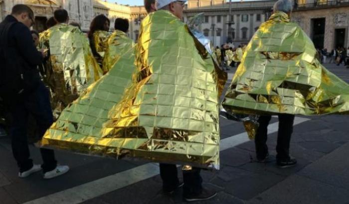 La campagna 'Io Accolgo' e le simboliche coperte termiche arrivano a Rimini