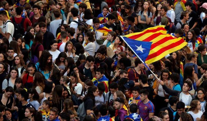 000542D7-manifestanti-a-barcellona Manifestanti a Barcellona