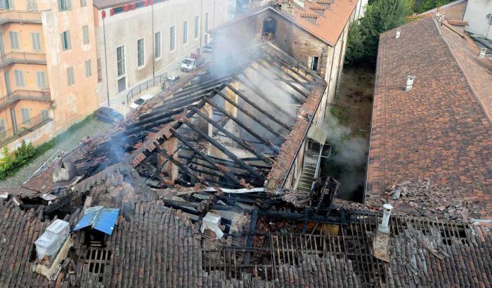 In fiamme il tetto della Cavallerizza di Torino: è patrimonio dell'Unesco