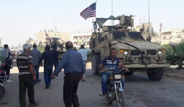 I civili curdi lanciano sassi contro i blindati americani