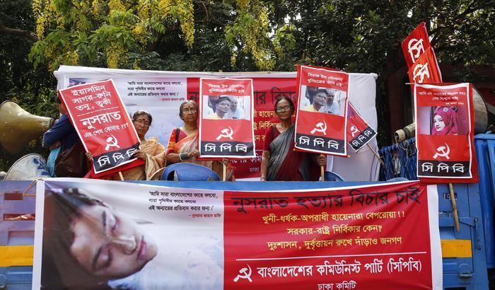Orrore in Bangladesh: bruciano viva una 19enne, condannati a morte in 16