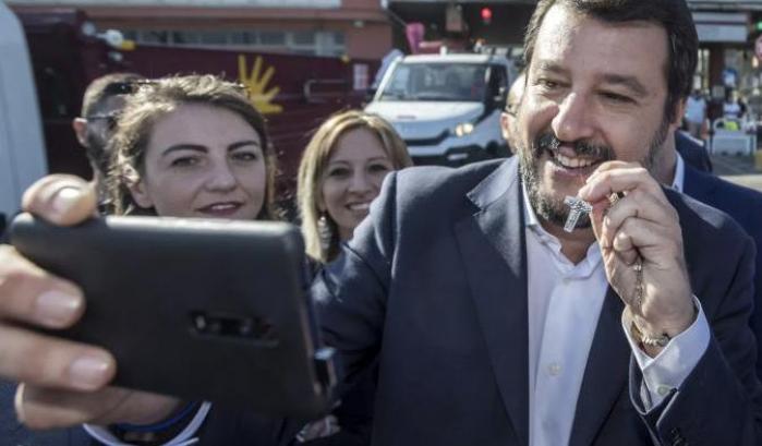 Salvini mostra il crocifisso
