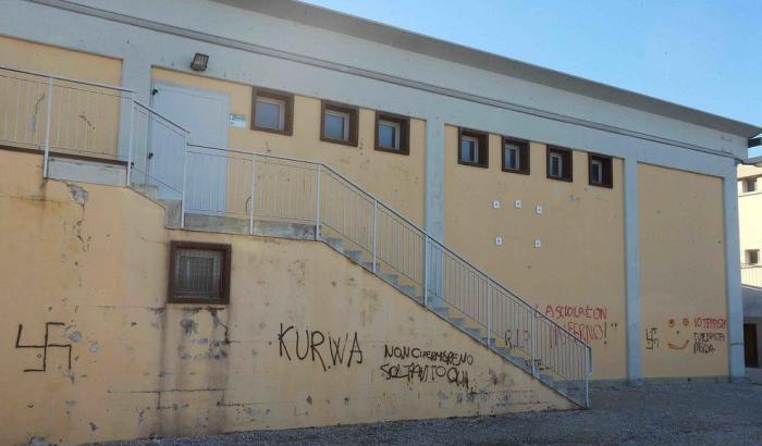 Sfregiano i muri della scuola: il preside organizza una lezione su Banksy e la street art