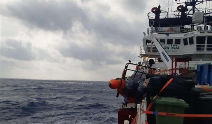 La Ocean Viking bloccata a largo con 104 migranti a bordo da cinque giorni, Msf: "Inaccettabile"