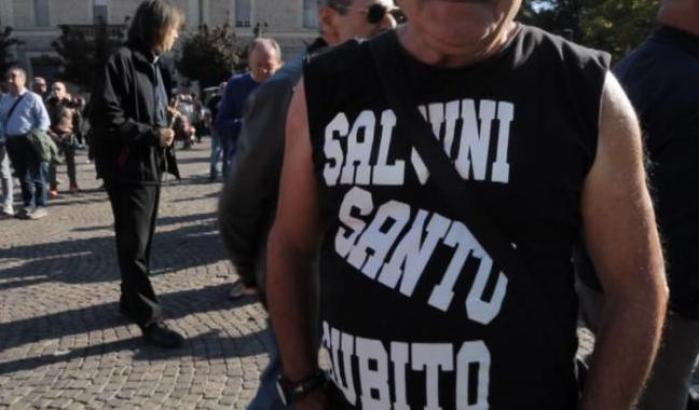 Tra i fascisti che sfilano a Predappio spunta la maglietta: 