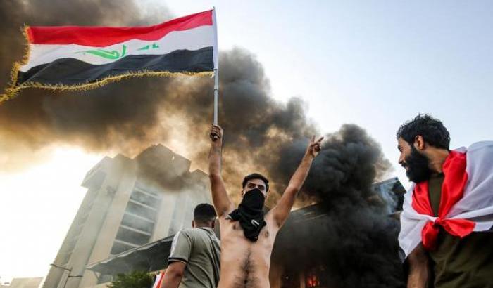 L'Iraq nel caos, proteste senza precedenti: 18 morti e oltre 800 feriti a Kerbala