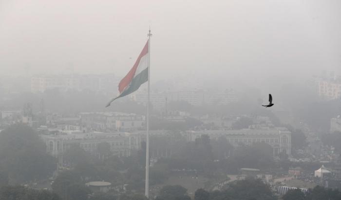 Nuova Delhi è una "camera a gas": dichiarato lo stato di emergenza per l'inquinamento dell'aria