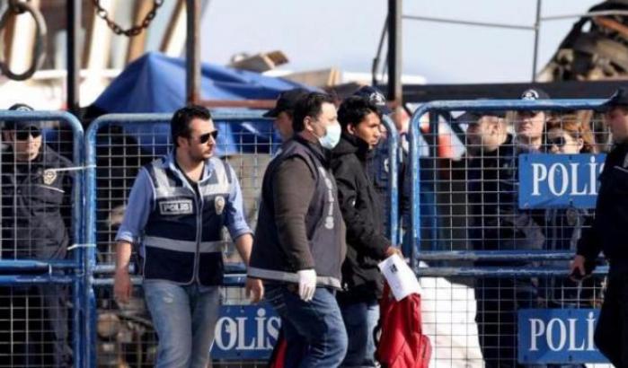 Orrore in Grecia: ritrovati 80 migranti stipati in un tir: arrestato il conducente
