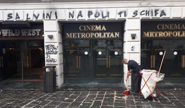 Salvini a Napoli e compaiono le scritte: "La città ti schifa"