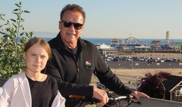 Arnold Schwarzenegger in bici con Greta