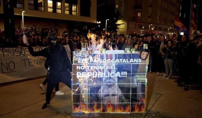 Arriva re Felipe: proteste e foto del sovrano bruciate a Barcellona
