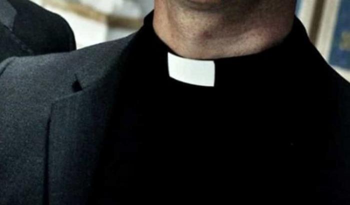 Un ex sacerdote sospeso per molestie trovato morto con un crocifisso in gola