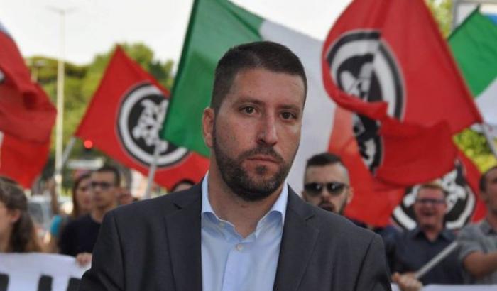 Il vittimismo del fascista di Casapound: "Ricevo minacce come la Segre ma a me niente scorta"