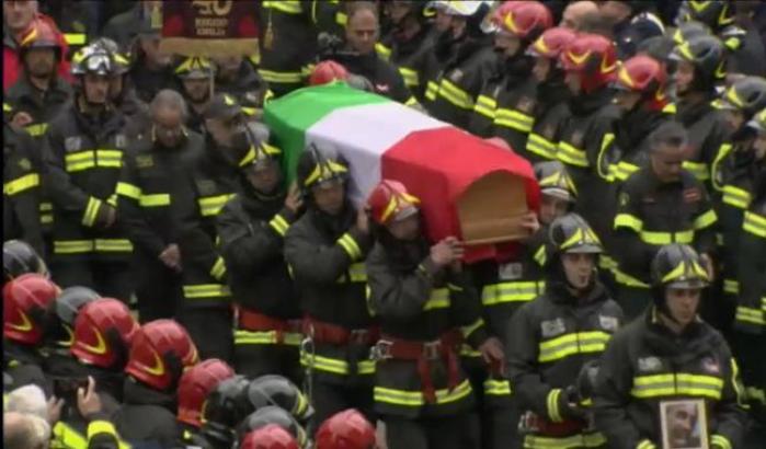 Alessandria, i funerali dei vigili del fuoco uccisi