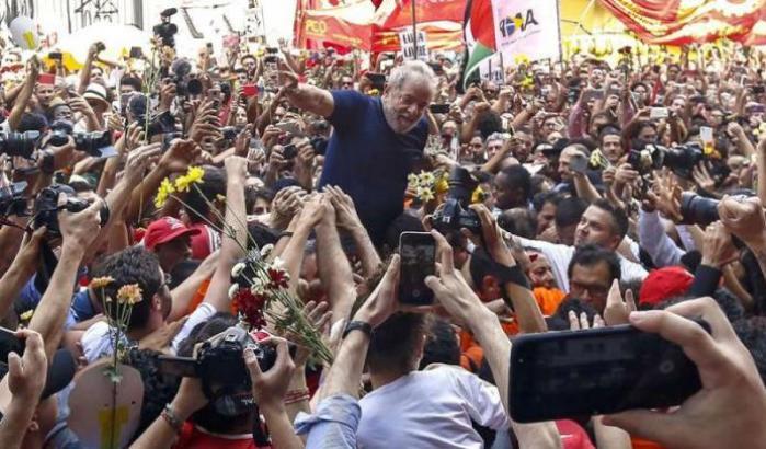 Lula tornato libero acclamato dalla folla: 