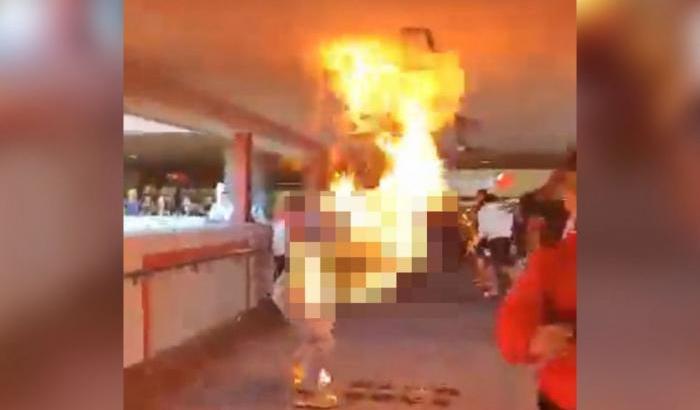 Un uomo dato alle fiamme a Hong Kong