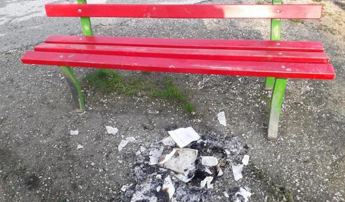 Un altro rogo di libri a Modena: bruciati i libri della Panchina Rossa contro la violenza sulle donne
