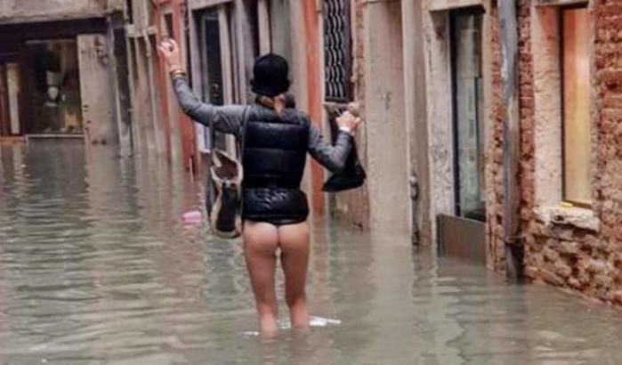A Venezia sono "rimasti in mutande": la foto simbolo dell'allagamento