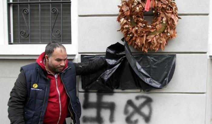 Sempre più odio e razzismo: sfregio al partigiano di Turro e blitz neonazista contro Segre a Varese