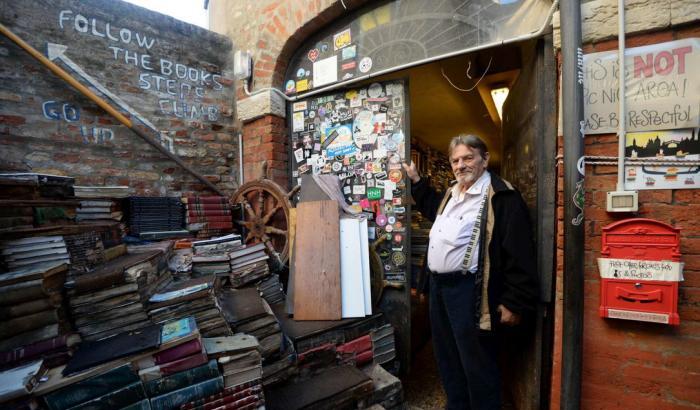 La marea a Venezia distrugge tutto: anche la storica libreria della città